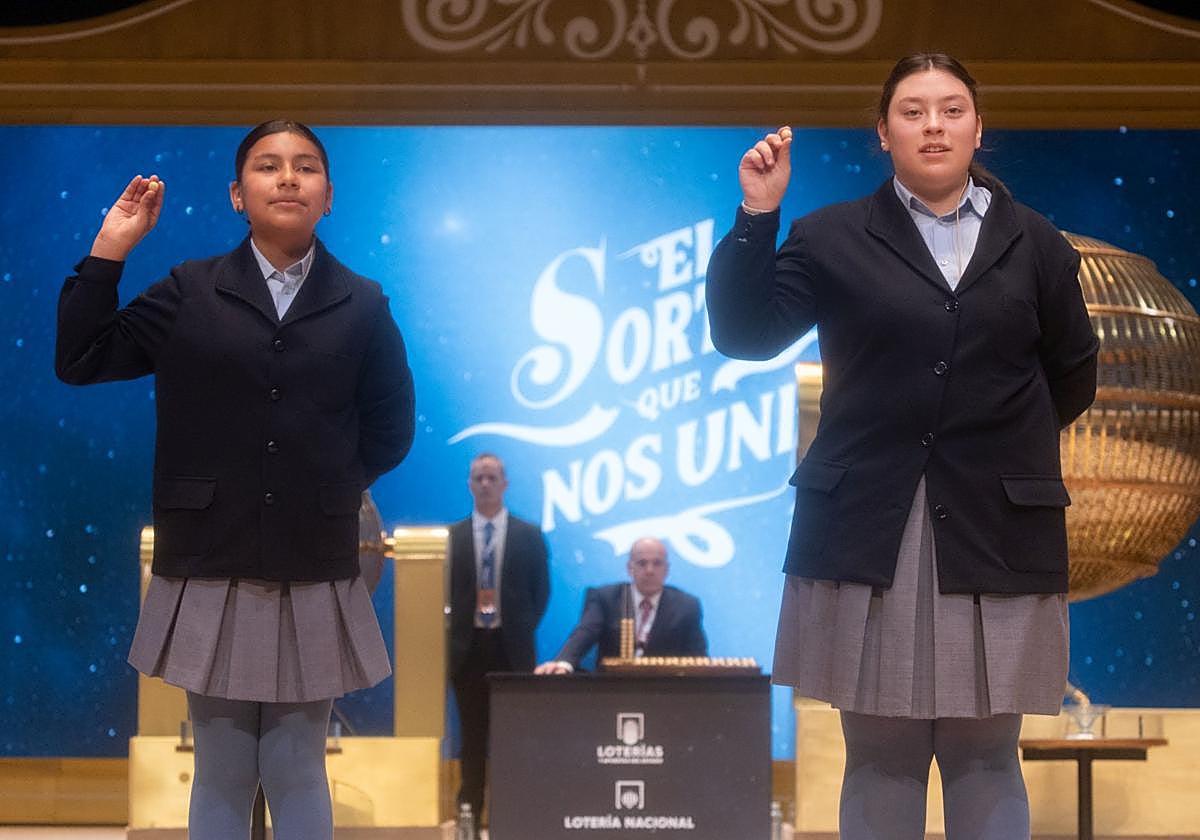 Dos niñas de San Ildefonso, durante el sorteo de la Lotería de Navidad de 2024.