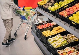 Un hombre hace la compra en un supermercado, en una imagen de archivo.