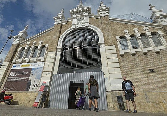 Imagen de una de las puertas provisionales de obra en una de las entradas al mercado.
