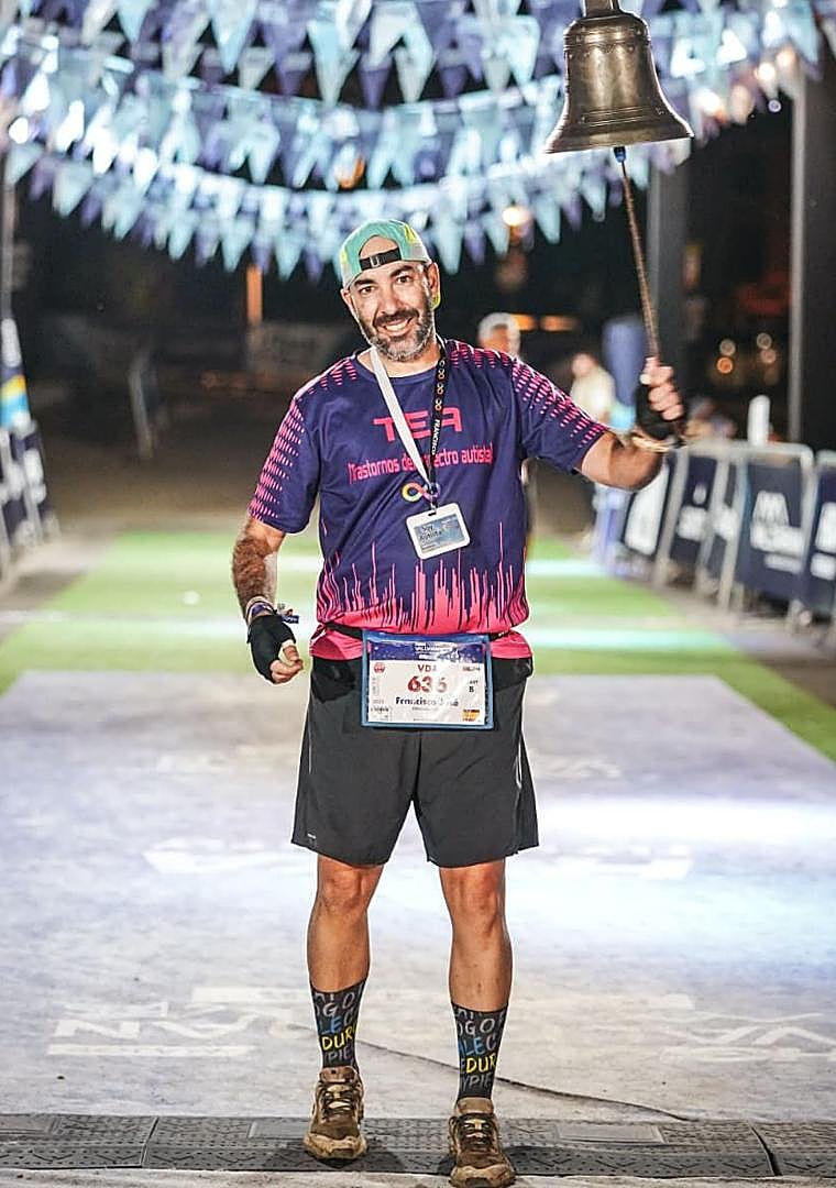 Imagen - Su mayor gesta. Francisco Javier toca la campana tras cruzar la meta de la European Major de los Pirineos el pasado mes de julio.