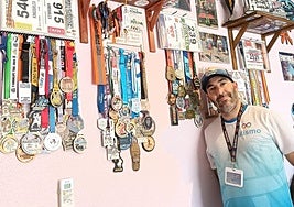 Coleccionista de medallas. El cartagenero Francisco José Fernández posa con los numerosos metales conseguidos en decenas de carreras.