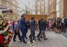 Los compañeros de José Muelas llevan el féretro.