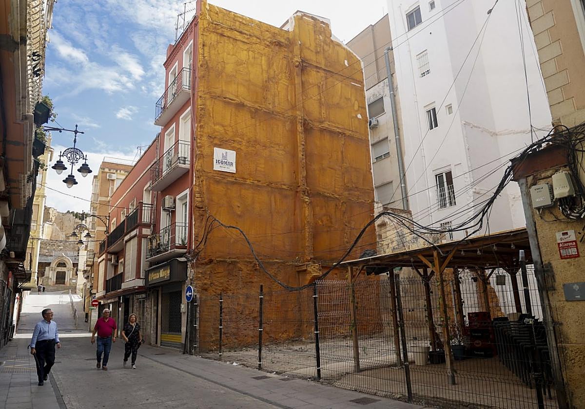 Un hombre observa el interior de una de las parcelas que el Ayuntamiento saca a subasta en la calle del Aire.