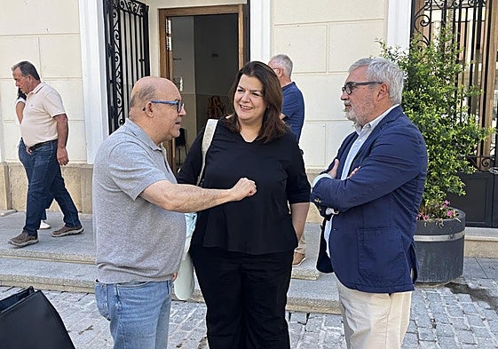 El exalcalde Pascual Lucas, la edil del PSOE María Jesús López y el portavoz de Vox, Jesús Castaño.