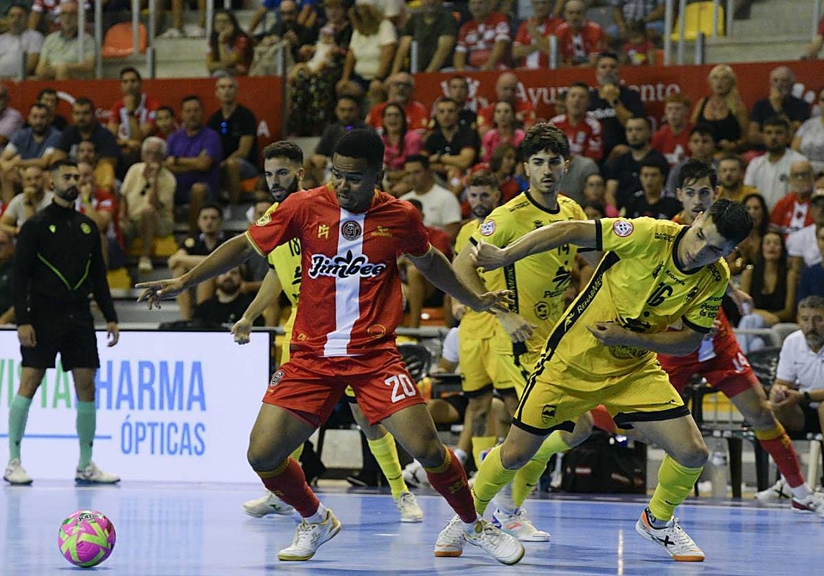 Muhammad Osamanmusa luchando un balón ante el Peñíscola esta temporada.