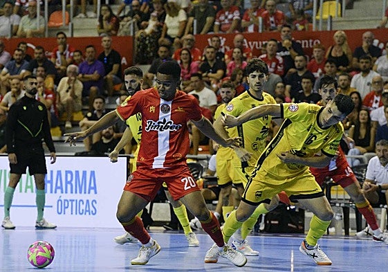 Muhammad Osamanmusa luchando un balón ante el Peñíscola esta temporada.
