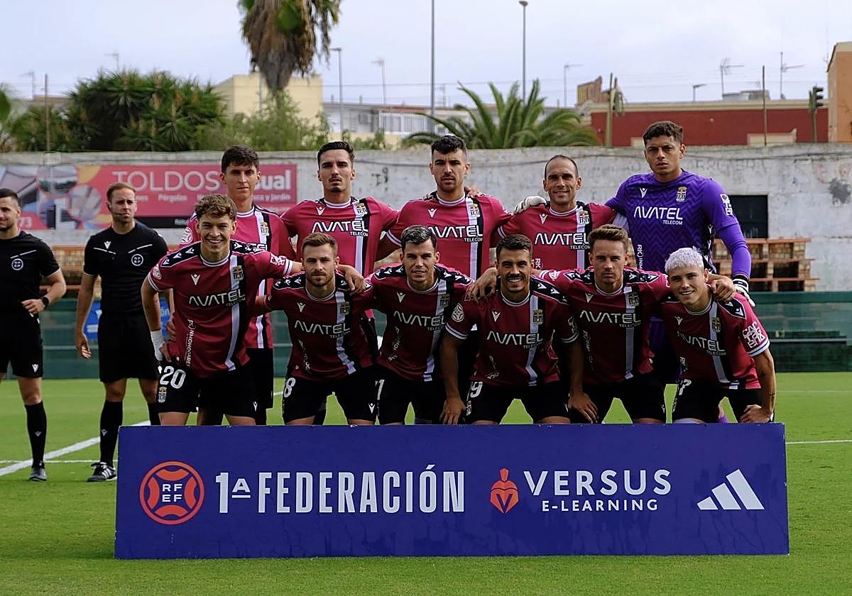 El equipo titular del Efesé contra el Sanluqueño, antes del inicio.