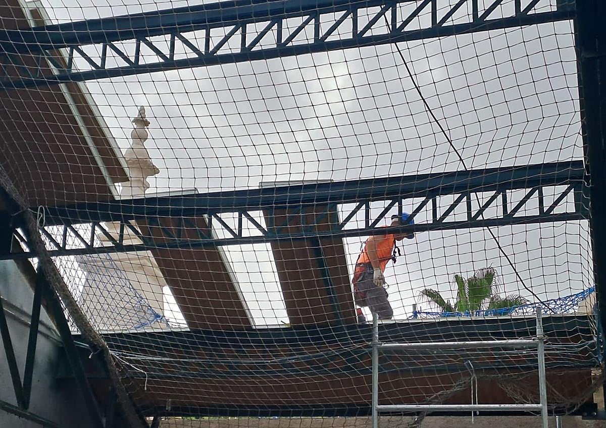 Imagen secundaria 1 - Labores de cerramiento tras la retirada de la cubierta de amianto.