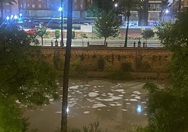 Espuma en el río Segura, a su paso por la ciudad de Murcia, este lunes por la noche.