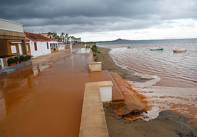 Arrastres de lodos llegando al Mar Menor, el pasado martes, en la playa de Los Nietos (Cartagena).