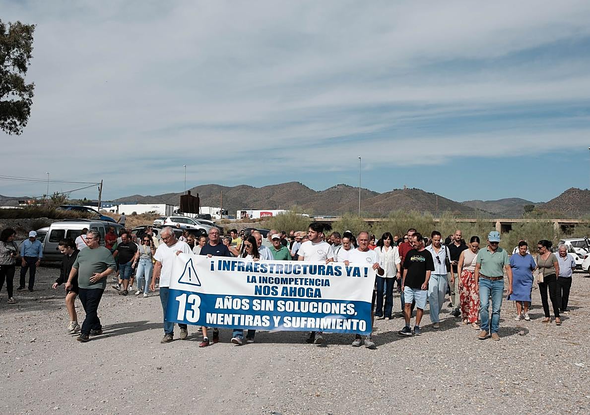 Protesta de vecinos de Campillo y Torrecilla este domingo por el aniversario de la riada de San Wenceslao.