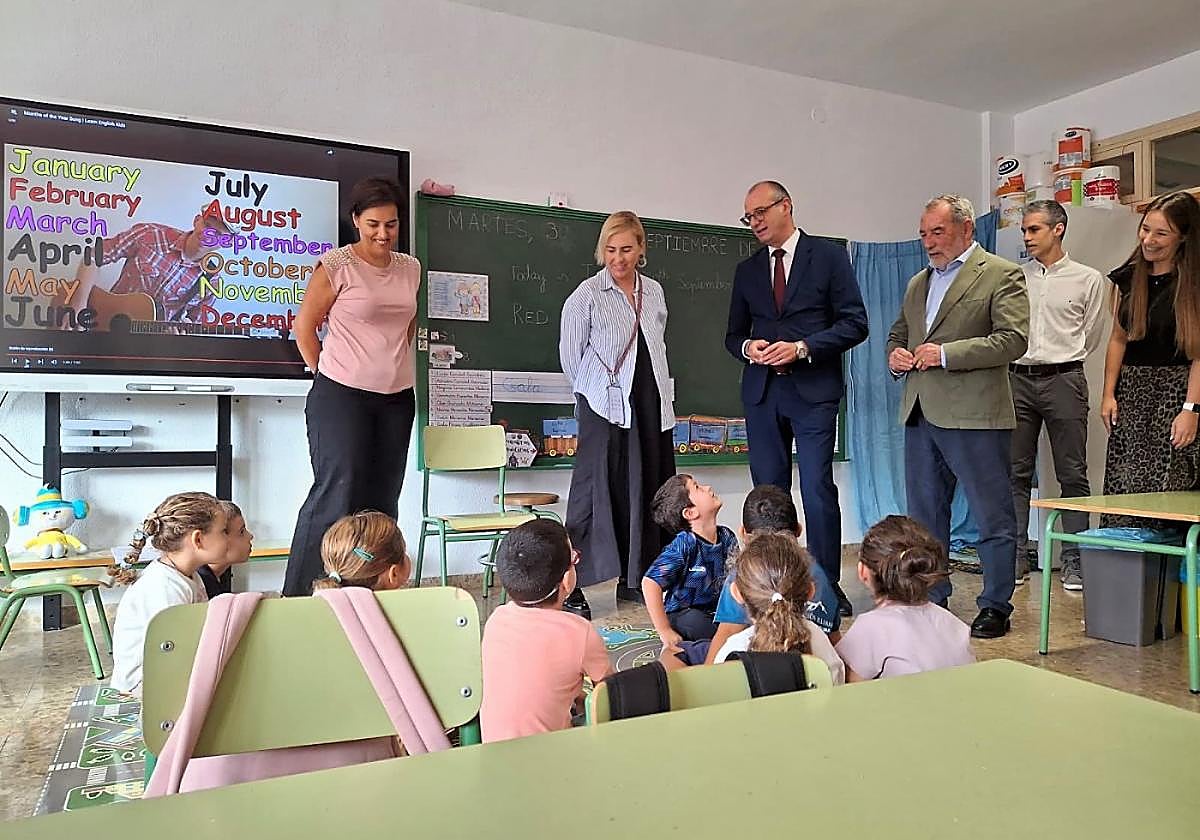 El consejero Víctor Marín, durante su visita al colegio de Ricote, ayer.