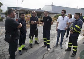 Los delegados sindicales, ayer, con miembros de Podemos y MC.