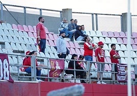 Varios aficionados del Real Murcia estuvieron presentes en el estadio Nuevo Mirador de Algeciras.