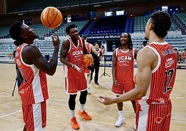 Divertido momento entre Ennis, Cacok, Forrest y Radebaugh, ayer, en el 'media day'.