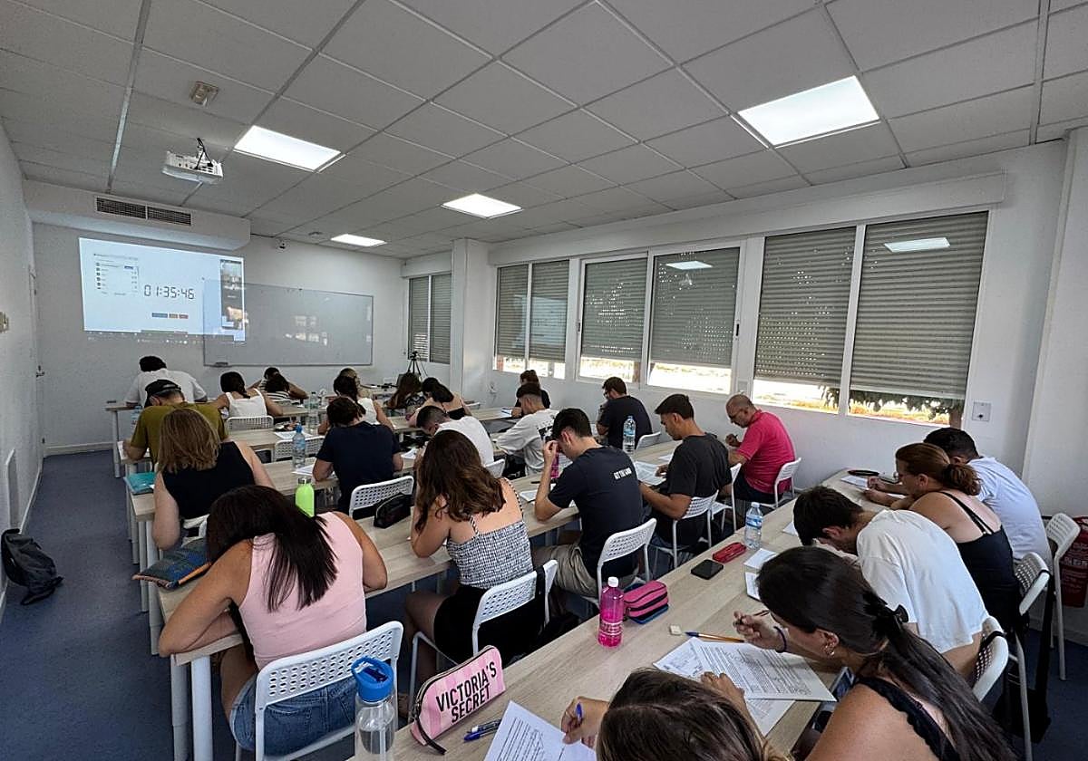 Alumnos de GM Oposiciones realizan un simulacro de examen.
