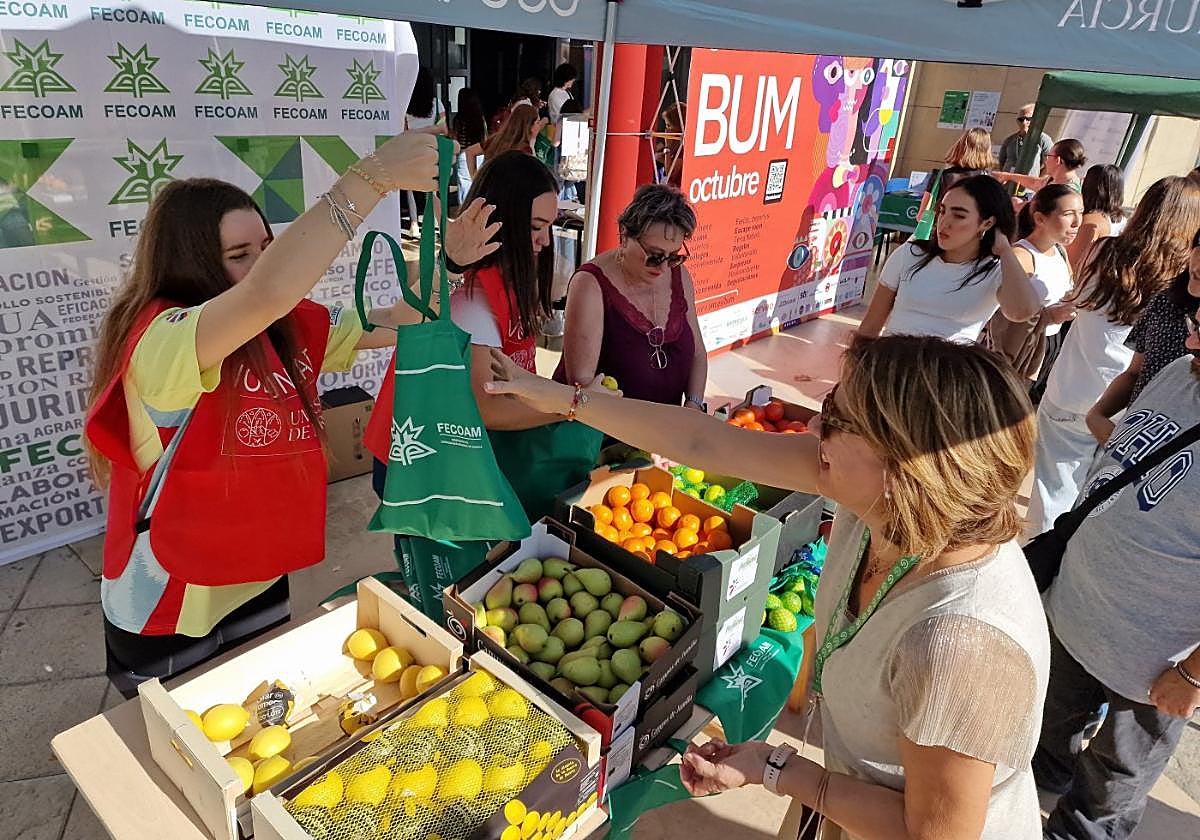 Stand de Fecoam en el BUM 2024 donde voluntarios y personal de la federación llevaron a cabo el reparto de producto.