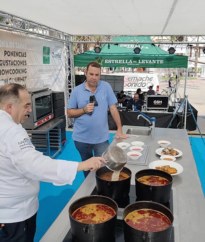 Imagen secundaria 2 - Propuestas culinarias en la Calle de las Tapas. Alta afluencia de público en Paraíso Salado. El crítico Sergio Gallego (d) modera el 'showcooking.