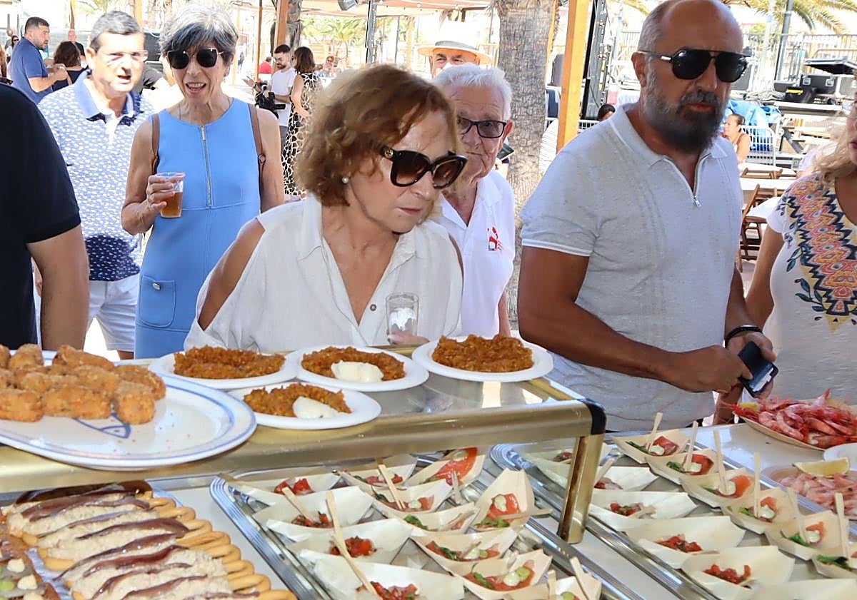 Imagen principal - Propuestas culinarias en la Calle de las Tapas. Alta afluencia de público en Paraíso Salado. El crítico Sergio Gallego (d) modera el 'showcooking.
