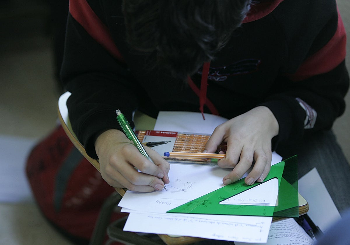 Un estudiante en clase de Matemáticas en el IES El Bohío.