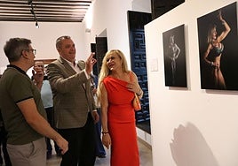 Juan José Quiles, Juanmi Bayonas y Charo Guillén disfrutan de la exposición.