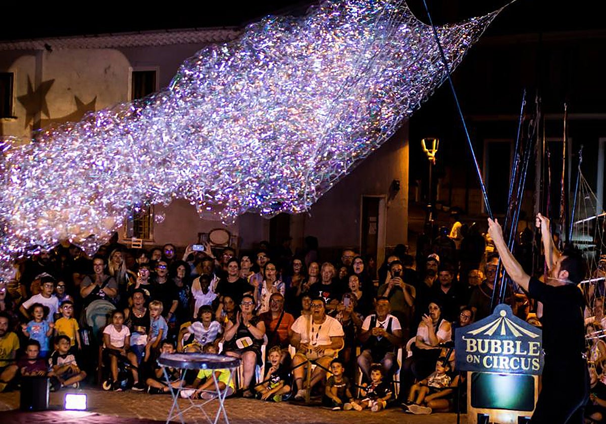 Imagen principal - Publico anonadado en un anterior espectáculo de 'Man In Bubble: el hombre pompa'.