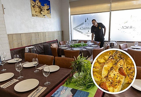 Servicio atento. Un camarero prepara las mesas en el salón; a la derecha, asado de lubina.