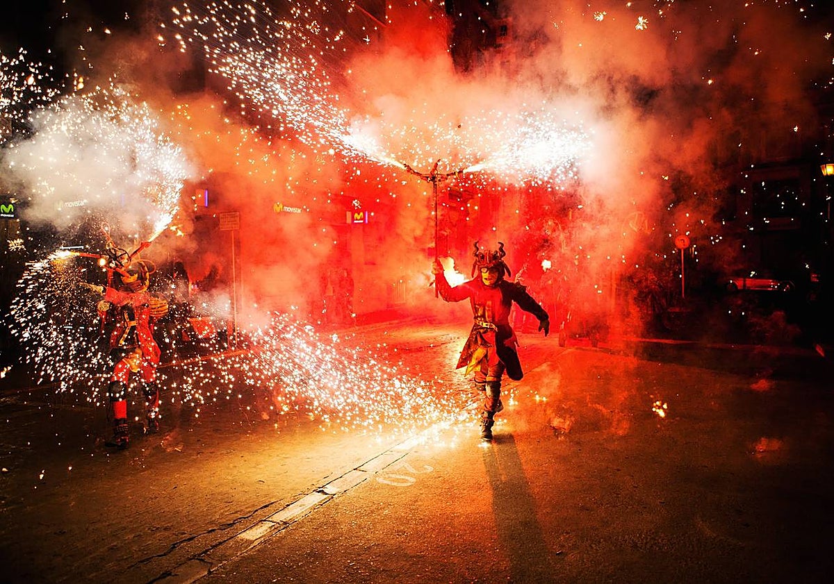 Imagen principal - El espectáculo itinerante CavalTheos Foc, en plena acción. 