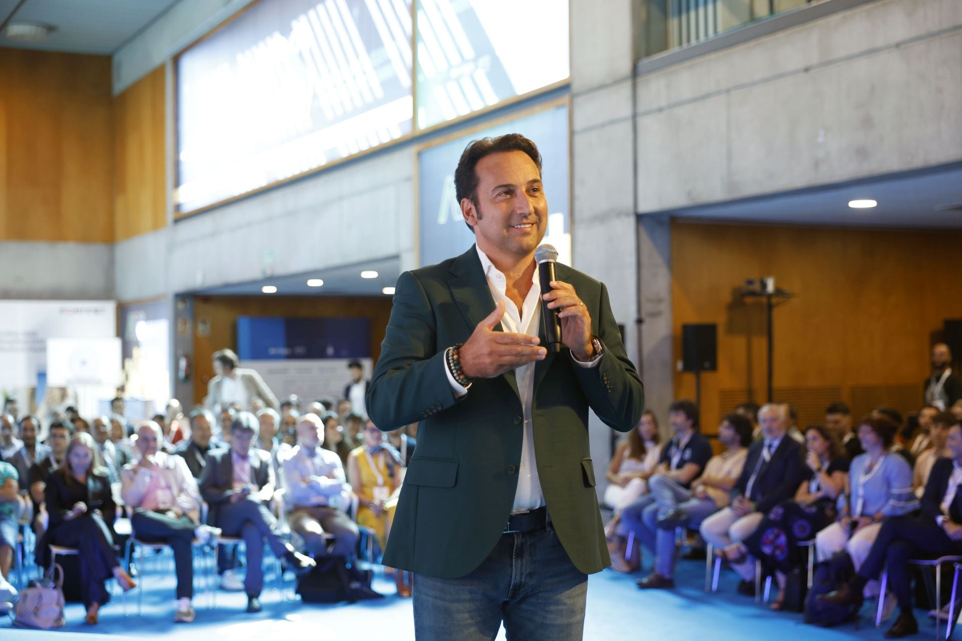 Las imágenes de Iker Jiménez en la &#039;Summit IA &amp; Ciberseguridad&#039; celebrada en Murcia