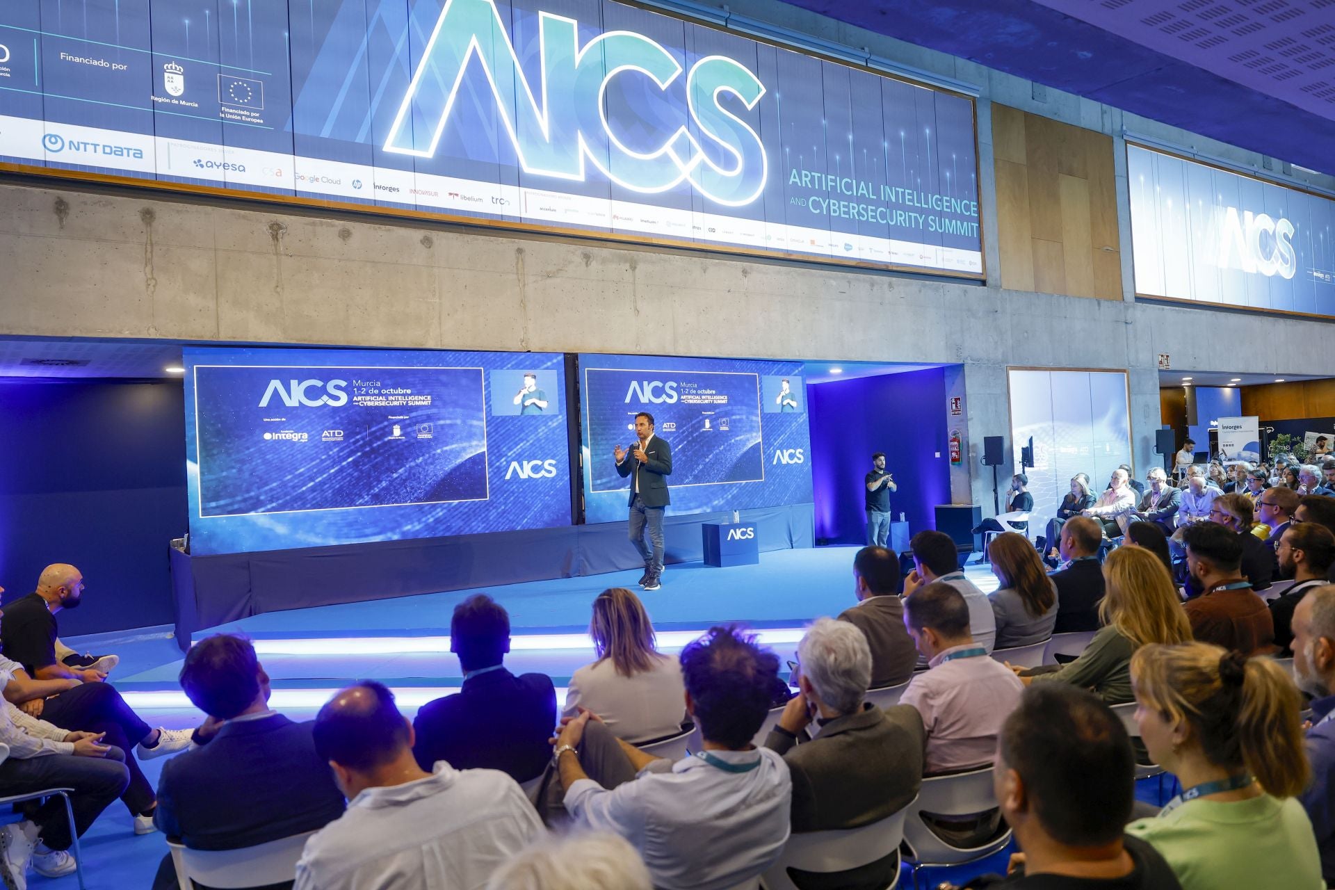 Las imágenes de Iker Jiménez en la &#039;Summit IA &amp; Ciberseguridad&#039; celebrada en Murcia