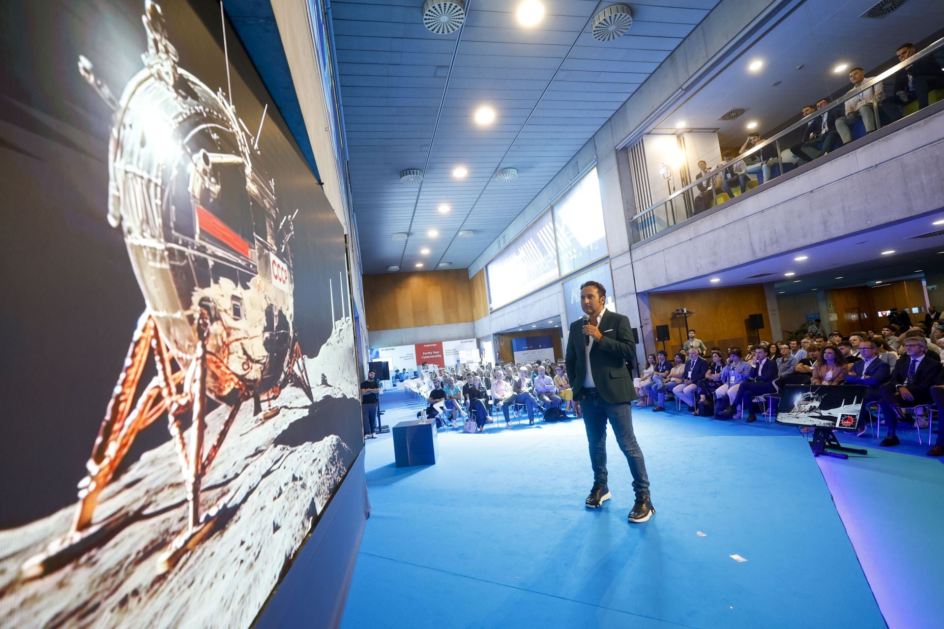 Las imágenes de Iker Jiménez en la &#039;Summit IA &amp; Ciberseguridad&#039; celebrada en Murcia