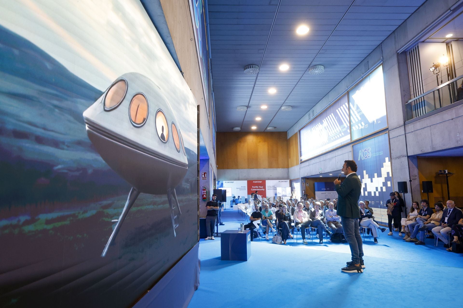 Las imágenes de Iker Jiménez en la &#039;Summit IA &amp; Ciberseguridad&#039; celebrada en Murcia