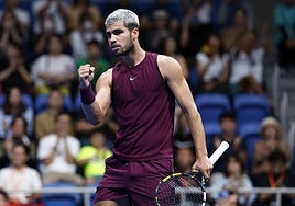 Carlos Alcaraz celebra un punto durante su triunfo en la final del torneo de Tokio.