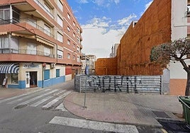 Uno de los solares en el casco urbano de Yecla.