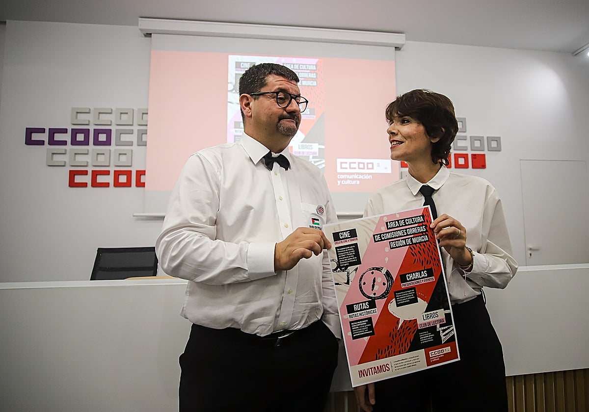José Ibarra Bastida, secretario de Comunicación y Cultura de CC OO, con Teresa Fuentes, secretaria general en la Región, este jueves.