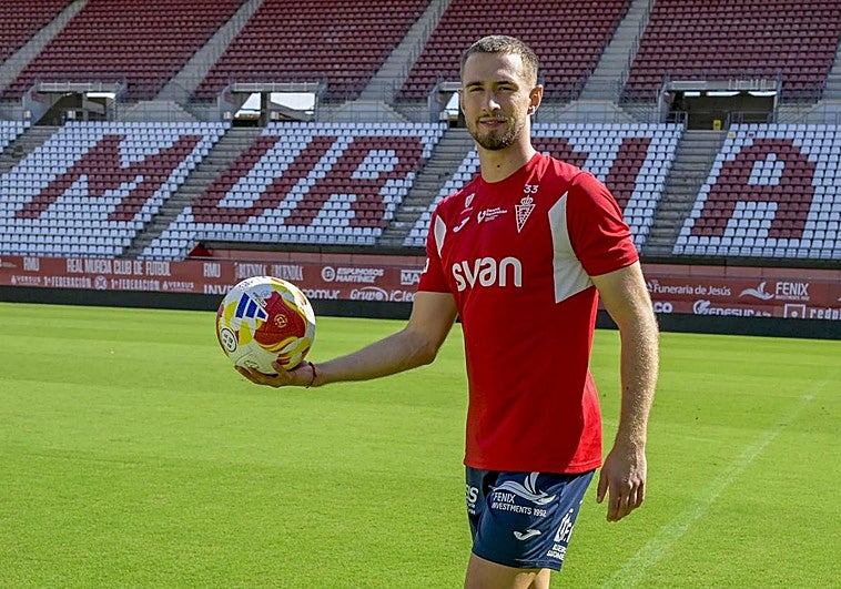 David Flakus, ayer, sostiene un balón junto a una de las áreas del Enrique Roca de Murcia.