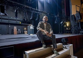 El programador Juan Cerón, ayer, en el escenario del Teatro Villa de Molina.