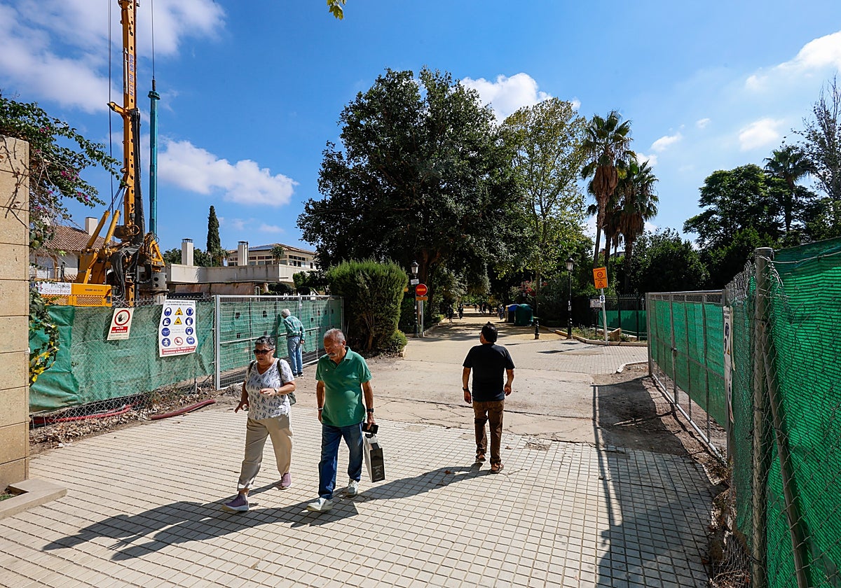 Paso peatonal de la alameda de la Constitución, que será cerrado por las obras del soterramiento.