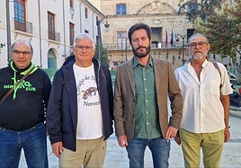Víctor Egío (tercero izquierda), este viernes, con representantes del Consejo de Defensa del Noroeste.