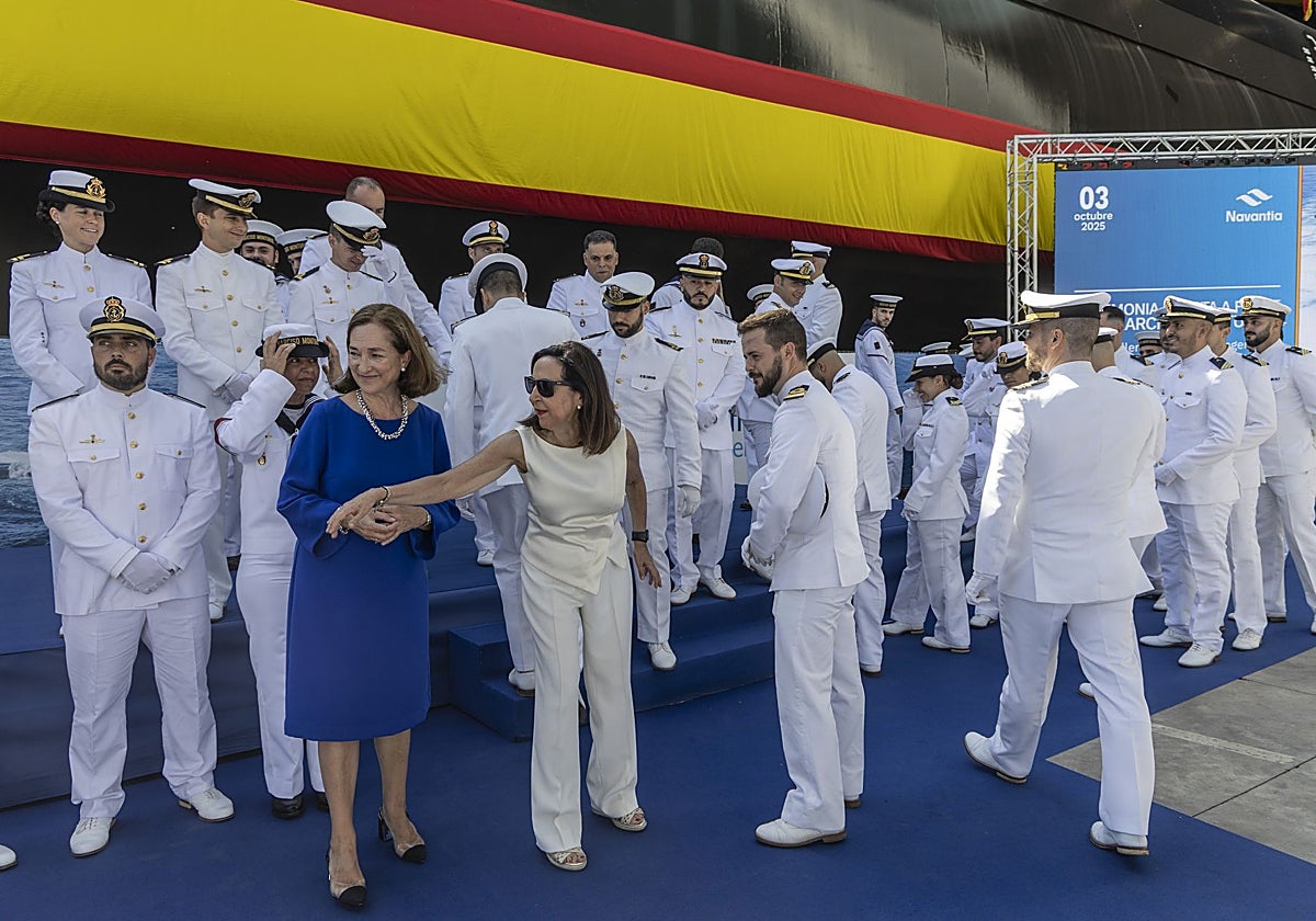 Robles, con la madrina del acto y la dotación ante el S-82, decorado con la bandera nacional.