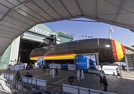 Robles, con la madrina del acto y la dotación ante el S-82, decorado con la bandera nacional.