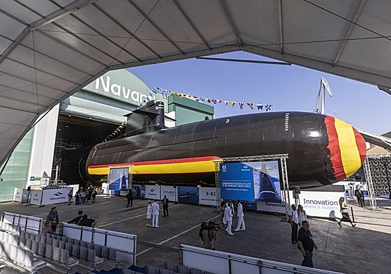 Robles, con la madrina del acto y la dotación ante el S-82, decorado con la bandera nacional.