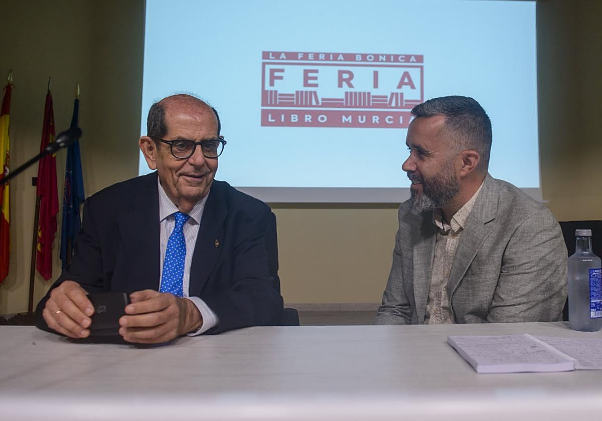 Javier Díez de Revenga y Jesús Boluda, durante el pregón de la Feria del Libro de Murcia.