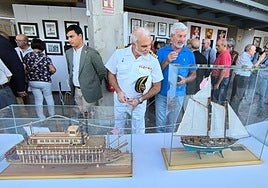 El director del Museo Naval, Marino Fernández, observa las maquetas.