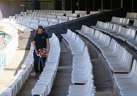 Un operario limpiando en el fondo sur bajo del estadio, ayer.