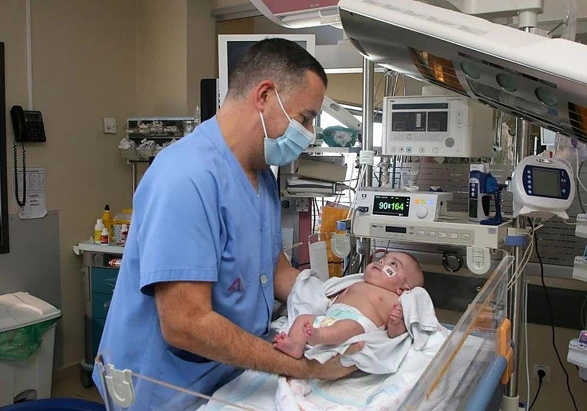 Un enfermero atiende a un bebé prematuro en la sala de neonatos de La Arrixaca.