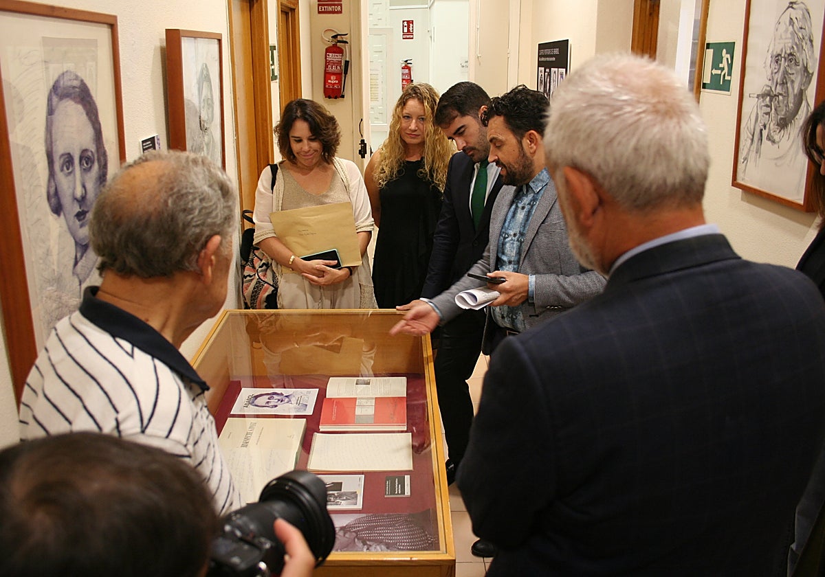 El concejal de Cultura e Identidad, Diego Avilés, visitó la exposición este lunes, en el Archivo de Murcia, acompañado por la pintora María Luisa Martínez León y el periodista Manuel Madrid.