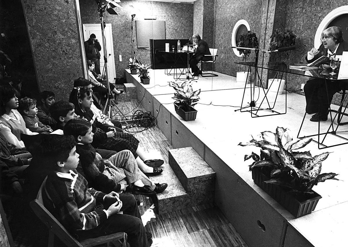 Imagen secundaria 1 - 1. Era muy generosa, afable y cálida, ayudaba y asesoraba de forma honesta y altruista a nuevas generaciones de poetas. En la imagen, en un recital en Granada en 1987. 2. A principios de los años 40 empieza a salir con su primera novia, Chelo Sánchez (izq). 