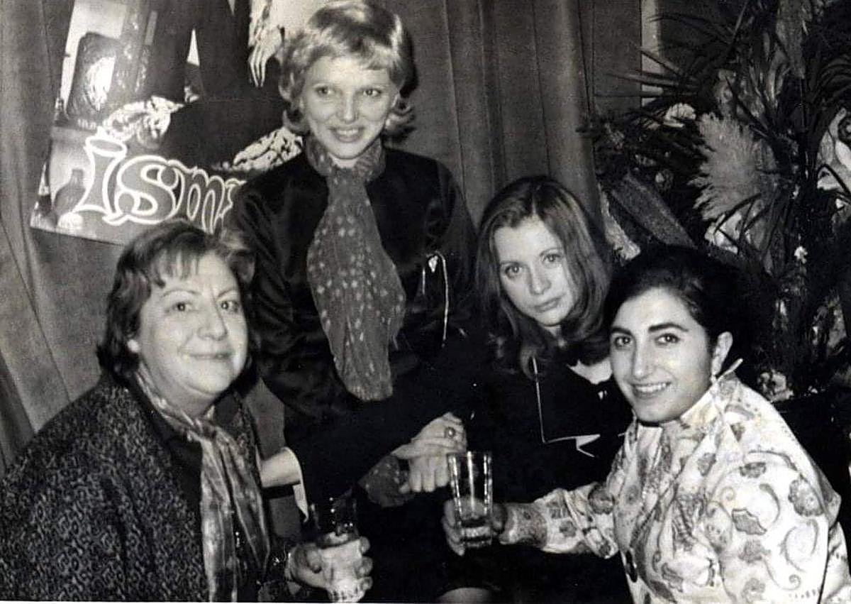 Imagen secundaria 1 - 1. Gloria Fuertes con Mari Trini (segunda por la derecha). La cantante y compositora murciana y su guitarra le acompañaron en su lecho de muerte. 2. Coleta la Poeta, una niña llena de opiniones, era su alter ego.