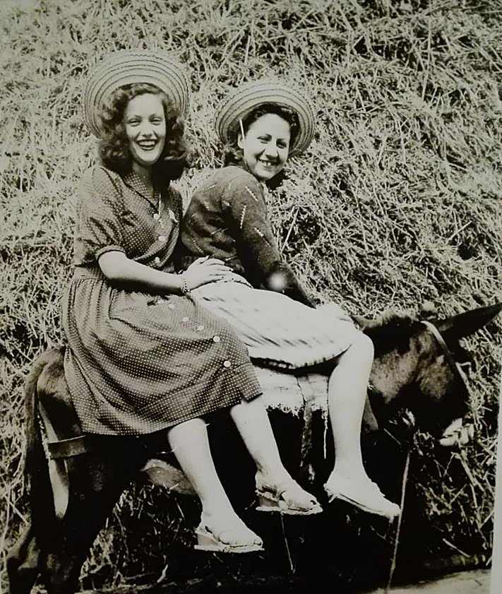 Imagen secundaria 2 - 1. Era muy generosa, afable y cálida, ayudaba y asesoraba de forma honesta y altruista a nuevas generaciones de poetas. En la imagen, en un recital en Granada en 1987. 2. A principios de los años 40 empieza a salir con su primera novia, Chelo Sánchez (izq). 